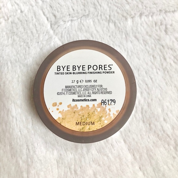 it Cosmetics BYE BYE PORES Tinted Finishing Powder - Picture 2 of 4